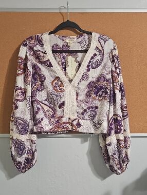 Cropped V-Neck Paisley Blouse in Purple and Cream